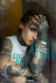 Modello bellissimo tatuaggio stile europeo e americano