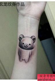 Modello braccio tatuaggio ragazza braccio orso carino