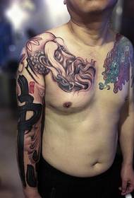 Мъжете на средна възраст заслужават да имат татуировка с двойна половина