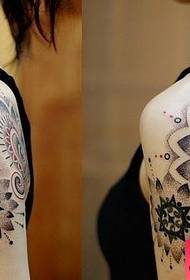 Coola tatuerade tjejkonstverk från storbröst från Shanghai Tattoo Gallery