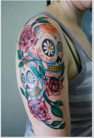 Kleurrijk gekleurd suikerschedel tattoo patroon op schouder