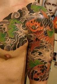 Charakterystyczny azjatycki tatuaż kałamarnicy z połową pancerza