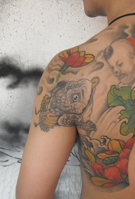 Männlech hallef-Necked Skorpioun Jong Tattoo Muster