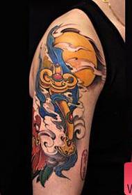 Modello di tatuaggio bello e desideroso