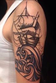 Татуировка на плече черного корабля на волнах