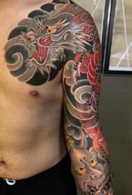 Vlerësimi i tatuazhit tradicional gjysëm-pjesësh japonez i bukur