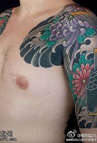 Padrão de tatuagem de koi crisântemo meia peça