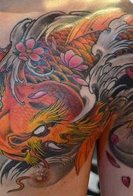 Tus txiv neej tus kheej, ib nrab ris tsho ua rog, tattoo