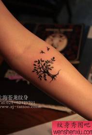 Elegante patrón de tatuaxe de árbore de brazo