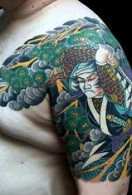 Japanesch Tattoo Bild op de männlechen Aarm gemoolt