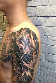 Lotus en inkvis gemeng met 'n halwe tatoeëringpatroon