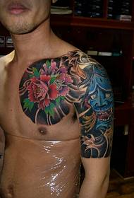 Foto di tatuaggi a mezza petto colorati incantano il fascino