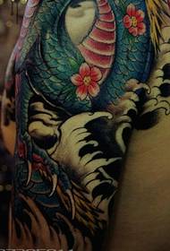 Farebné polovičaté drakové tetovanie