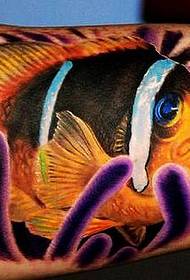 手臂紋身圖案：手臂內側的3D彩色小金魚紋身圖案