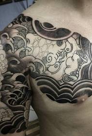 Zgodna crno-bijela tetovaža pol oklopa