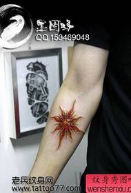 Un model de tatuaj de soare colorat cu un braț