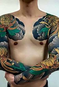 Двойно половин цветни татуировки на татуировки, които са бавни и неприятни