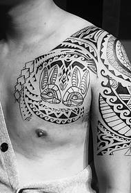 ການສັກຢາ tattoo ເຄິ່ງສີ ດຳ ແລະສີຂາວກັບຊາຍ