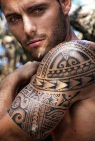 Žmogaus didelis rankos polinezijos totemo tatuiruotės modelis