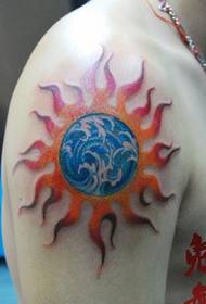Braccio splendidamente dall'aspetto del tatuaggio spray solare