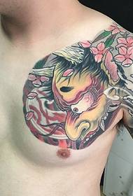 Fermosa e encantadora imaxe de tatuaxe de medio peito