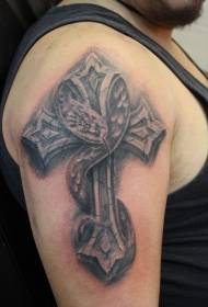 Veliki ročni kamniti križ in vzorec tetovaže kač
