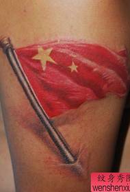 Brazo masculino con un patrón de tatuaje de bandera roja de cinco estrellas