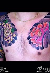 Tatuaje eredu koloretsu tradizional klasikoa