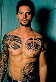 Smuk fyr med arme halvdelen af totem tatoveringsbilleder Daquan