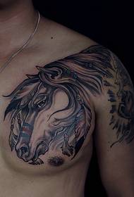Un fermoso patrón de tatuaxe de medio pescozo de cabalo branco