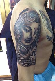 A media estatua da tatuaxe de Buda