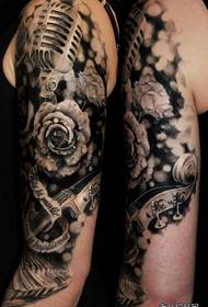 Жартылай ұзындықтағы сиямен жуатын татуировкасы