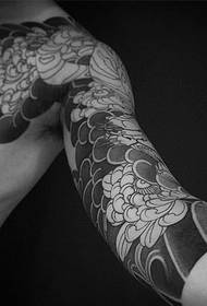 Fotografitë e tatuazheve me lule të krahut gjysmë të zi dhe të bardhë gjysmë të bukur