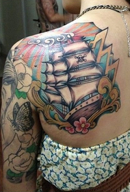 Door de wind rijden en de tattoo-foto's van de zeilboot breken
