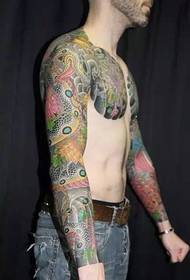 O homem de meia idade tem um belo padrão de tatuagem com metade do corpo