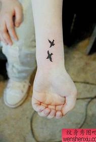 Skaisti populārs putnu tetovējums ar rokām