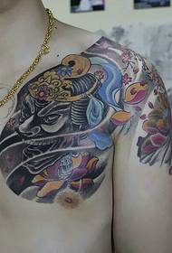 Stiligt tatueringmönster för halvpansar