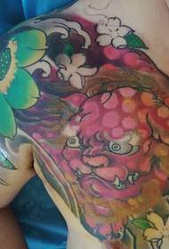 Tatuaje clásico e colorido de medio anaco
