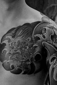 Fantastico modello di tatuaggio a mezza camicia