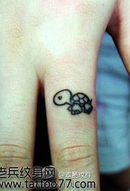 Сімпатычны маленькі малюнак татуіроўкі чарапахі пальцам