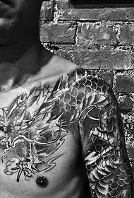 Modello di tatuaggio drago prepotente esagonale