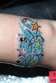 Kaunis viiden teräksen tähden tatuointikuvio käsivarret
