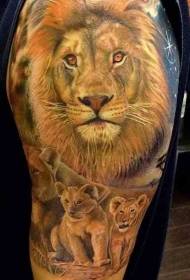 Nagykar festett reális oroszlán család tetoválás mintával