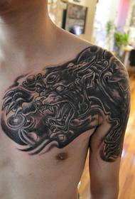 Super dominierendes traditionelles Tattoo-Muster mit halber Rüstung