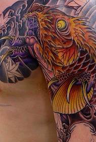 Il tatuaggio di un mezzo calamaro pugnalato sembra scarso