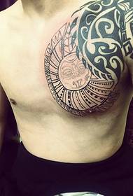 Szép és bájos fél-totem tetoválás mintázat