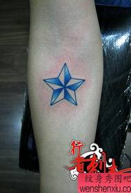 Modello di tatuaggio pentagramma colorato splendidamente colorato
