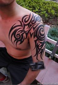 Tattoo i bukur gjysëm i një totem