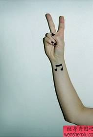 Сладко момиче ръка ръка китка бележка татуировка модел работа снимка