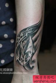 Patrón de tatuaxe de áncora de ferro de brazo de moda